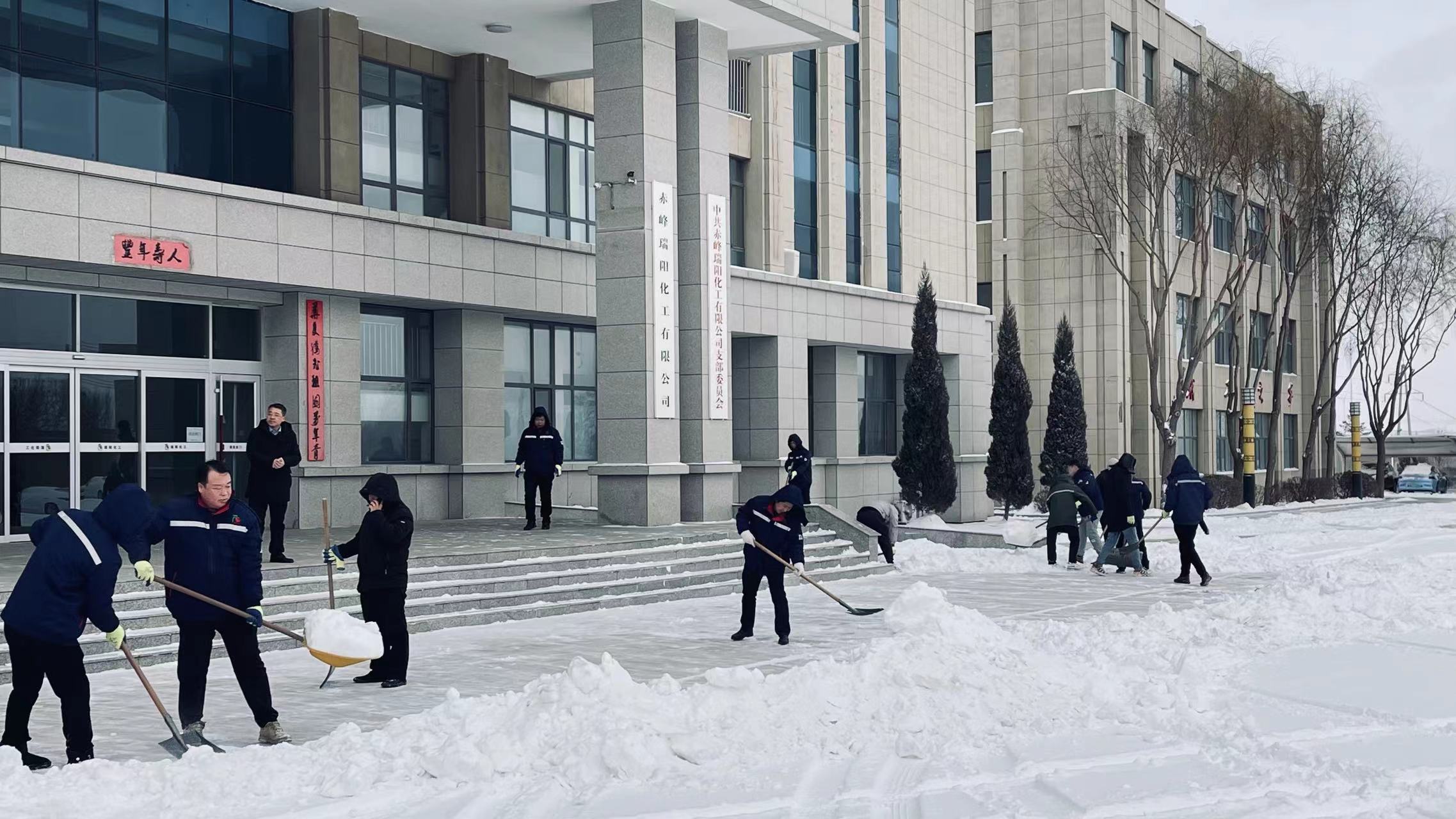 不畏嚴(yán)寒，除雪保安全出行