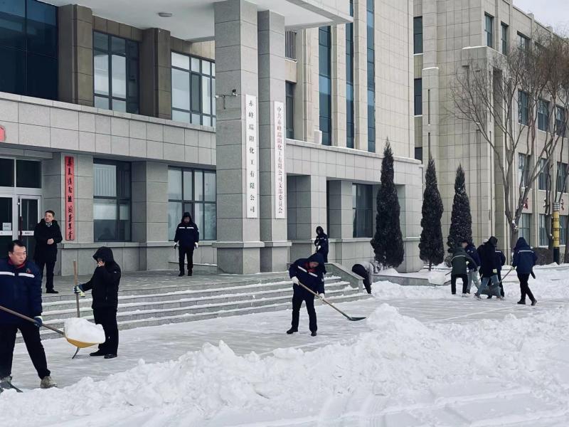 不畏嚴(yán)寒，除雪保安全出行